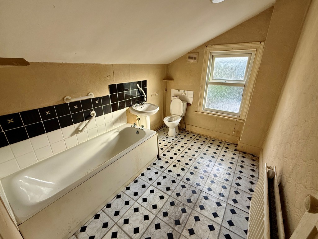 Lot: 148 - MID-TERRACE HOUSE FOR REFURBISHMENT - Bathroom with W.C.